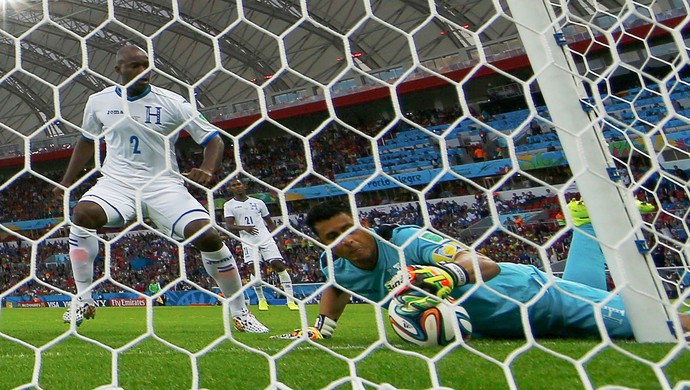 Copa FIFA 2014 <br> Momento do gol validado com a tecnologia do chip: momento histórico para o futebol mundial